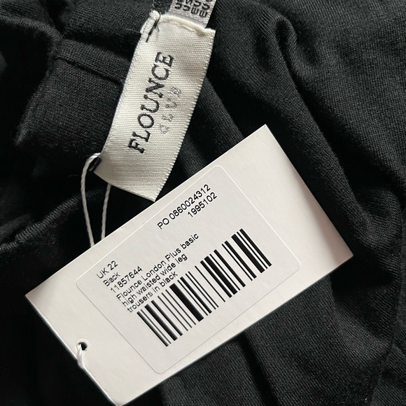 Flounce London Plus basic high waisted wide leg pants in black - Picture 5 of 5